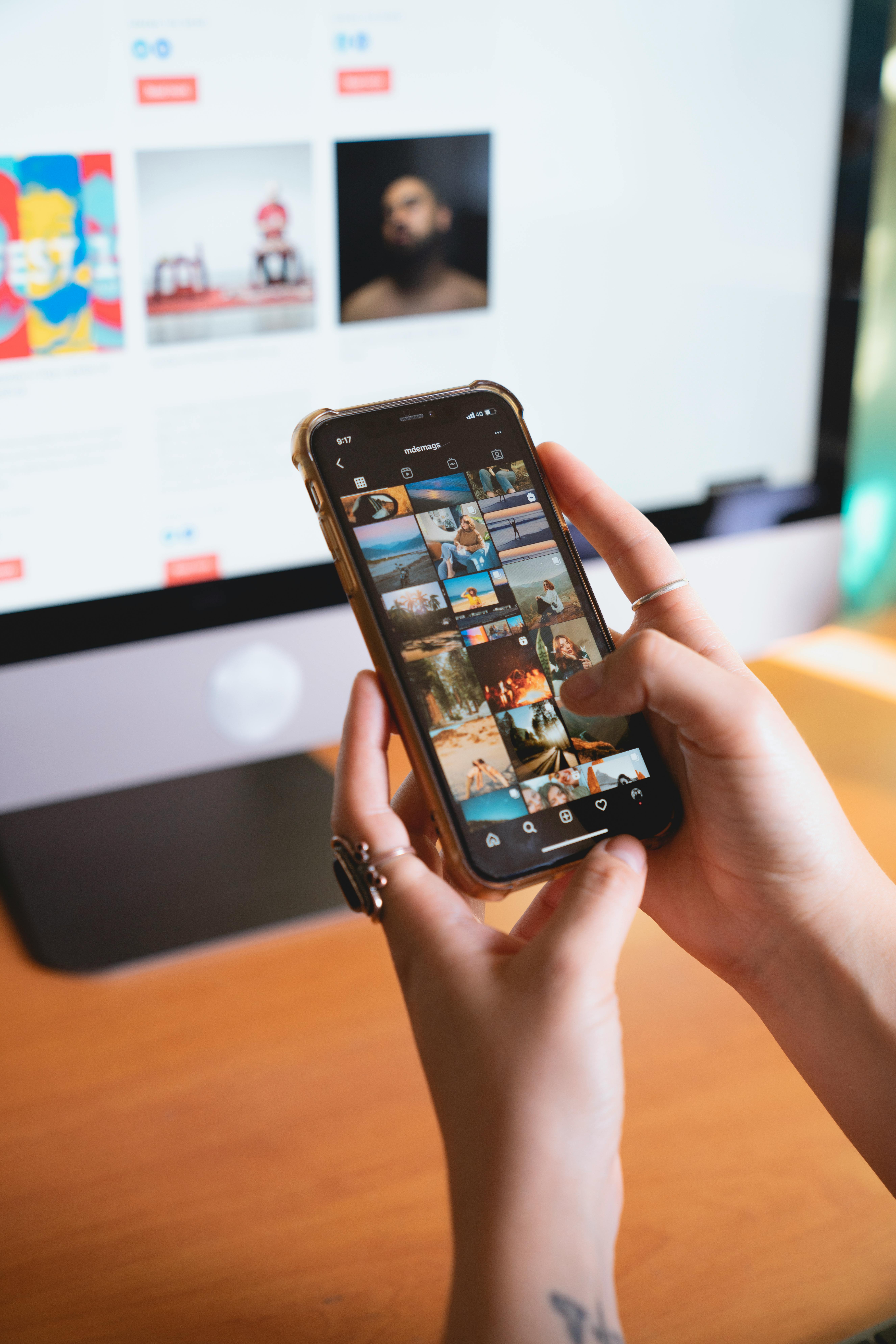 image d'un téléphone sur instagram avec un arrière plan un ordinateur