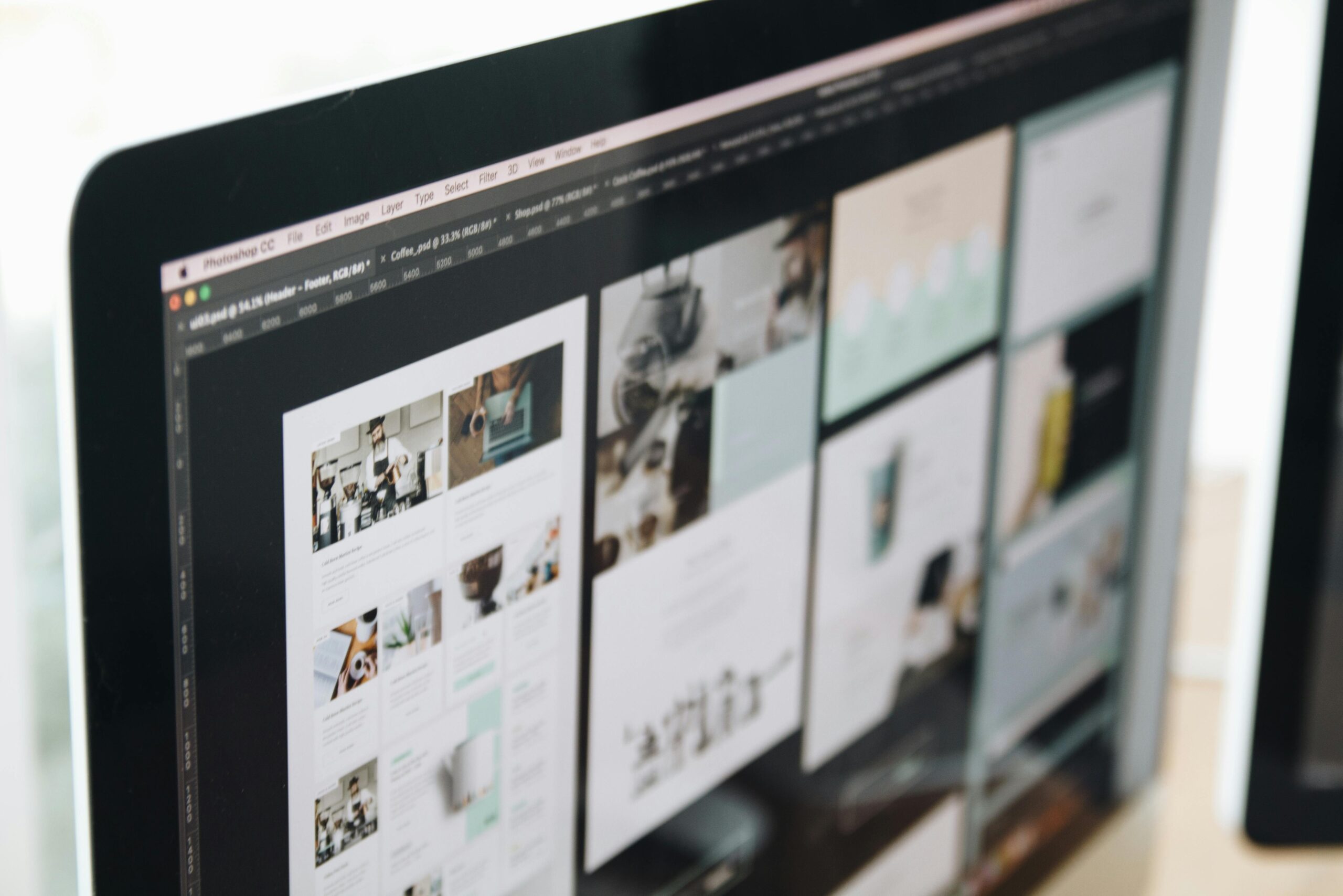 image d'un ordinateur travaillant sur un site web